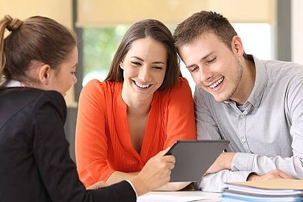 Studierende diskutieren Studienergebnisse. (Foto: International School of Management) Foto: Eine Studierende zeigt anderen Studierenden Studienergebnisse auf ihrem Tablet.