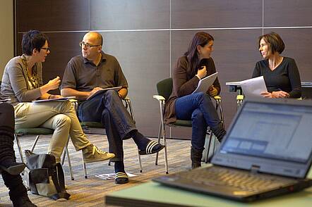 Foto: Teilnehmende an einem Weiterbildungsangebot der Pädagogischen Hochschule Freiburg sitzen im Stuhlkreis zusammen.