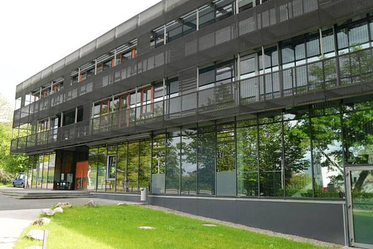 Foto: Blick auf das Hauptgebäude der Steinbeis Hochschule