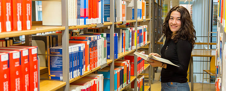 Studentin liest Fachliteratur (Foto: Westsächsische Hochschule Zwickau/Helge Gerischer)