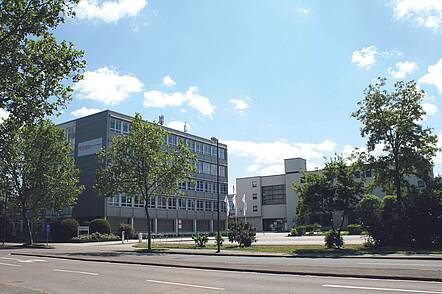 Foto: Straßenansicht der HWG Ludwigshafen mit Blick auf den Campus.