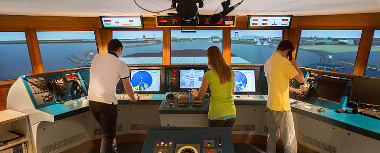 Studierende bei einer Simulation auf der Schiffsbrücke (Foto: Hochschule Wismar)