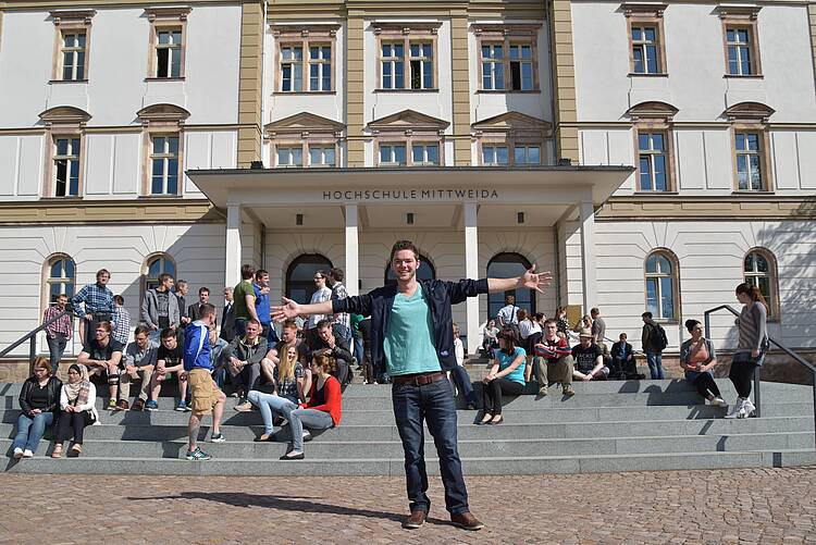 Foto: Studierende vor dem Eingangsbereich der Hochschule Mittweida