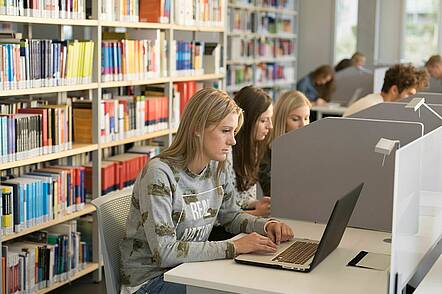 Foto: Studierende lernen in der Bibliothek 