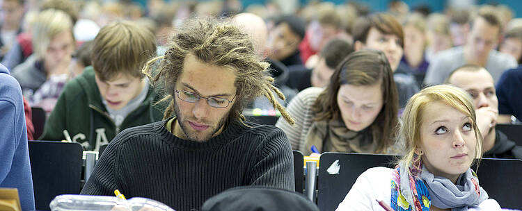 Studierende in einer Vorlesung (Foto: Universität Bayreuth/Lili Nahapetian)