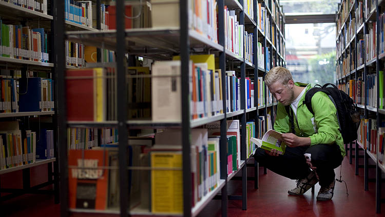Student liest ein Buch (Foto: PH Karlsruhe)