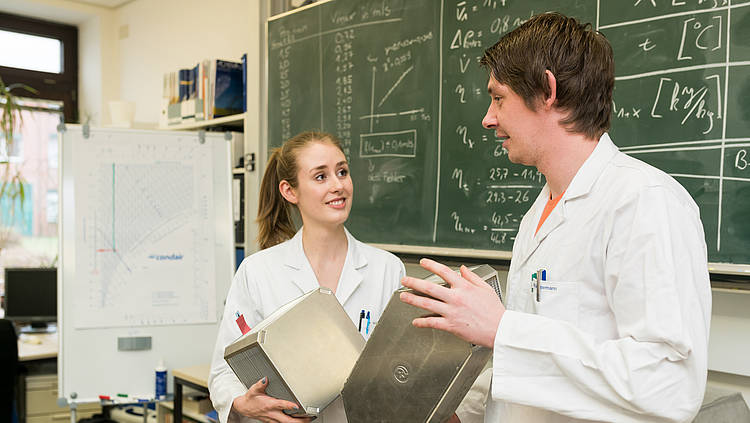 Zwei Studierende in der Forschung (Foto: Hochschule Emden/Leer)