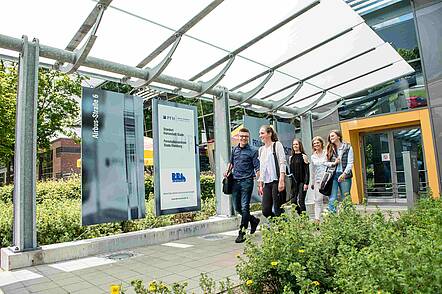 Foto: Studierende auf dem Campus der Göttingen PFH.