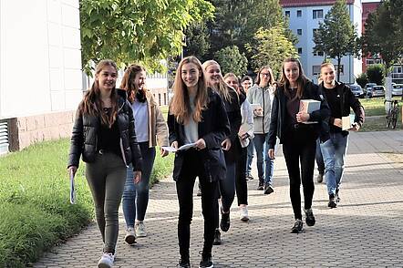 Studierende auf dem Weg zur Vorlesung (Foto: HSF Meißen)