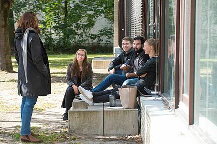 Foto: Gruppe Studierende vor einem Gebäude der Evangelischen Hochschule Berlin