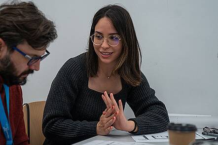 Foto: Studierende und Lehrender der Berlin International im Gespräch