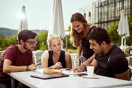 Foto: Studierende auf dem RheinAhrCampus der Hochschule Koblenz besprechen sich                     
