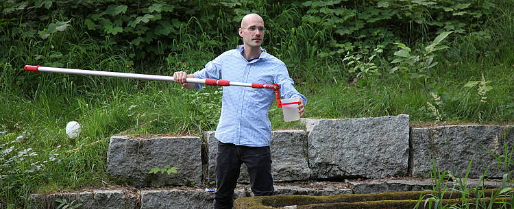 Studierender nimmt eine Wasserprobe (Foto: Hochschule für Forstwirtschaft Rottenburg)