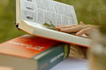 Pflanzenbestimmung (Foto: Hochschule Geisenheim) Foto: Studierende bei Pflanzenbestimmung