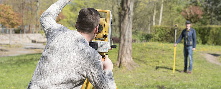 Studierende während einer Vermessung (Foto: Hochschule Ostwestfalen-Lippe)