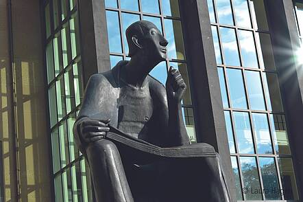 Foto: Blick auf die Albertus-Magnus-Statue vor der Universität Köln