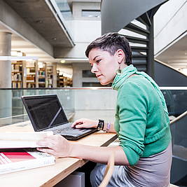 Studentin in der Bibliothek der Friedrich-Schiller-Universität Jena (Foto: Universität Jena)