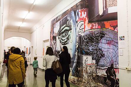 Foto: Studierende präsentieren ihre Arbeiten während der Abschlussfeier