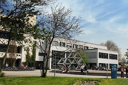Foto: Außenansicht des Hochschulgebäudes der Pädagogischen Hochschule Freiburg mit Campus.