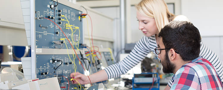 Studierende bei einer praktischen Übung (Foto: Jade Hochschule)