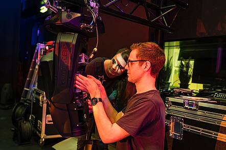 Foto: Studierende des Department Medientechnik im Lichtlabor der HAW