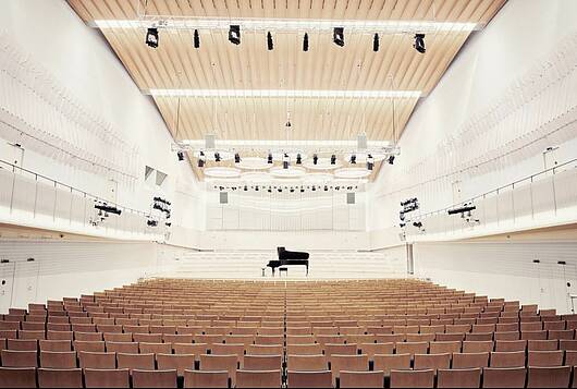 Foto: Blick in den leeren Konzertsaal der Universität der Künste Berlin mit einem Flügel auf der Bühne
