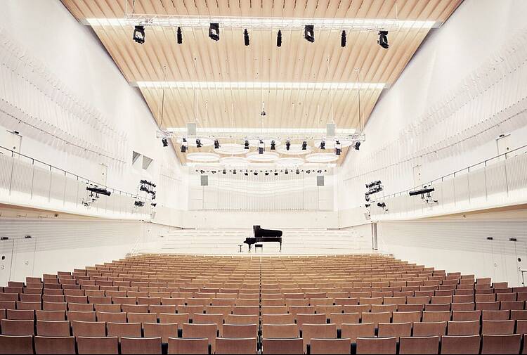 Konzertsaal der Universität der Künste Berlin (Foto: Nikolaus Brade) Foto: Blick in den leeren Konzertsaal der Universität der Künste Berlin mit einem Flügel auf der Bühne
