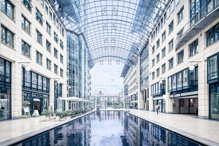 Foto: Blick von außen auf die Außenansicht Dresden International University.