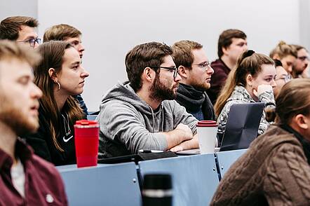 Foto: Studierende im Hörsaal an der FH Münster.