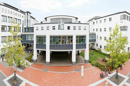Foto: Blick auf den Haupteingang des Klinikums der Universität Duisburg-Essen