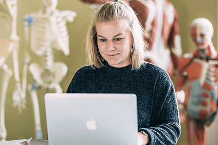 Studentin der CBS am Laptop (Foto: CBS University of Applied Sciences) Foto: Studentin der CBS am Laptop.