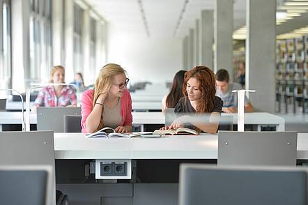 Foto: Studierende arbeiten in der Bibliothek der Universität Bielefeld