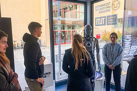 Foto: Studenten auf Exkursion.