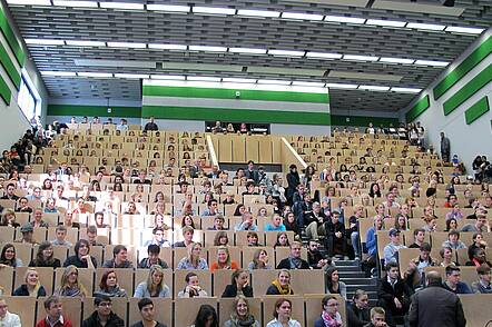Foto: Studierende während einer Vorlesung im Audimax der Hochschule Rhein-Waal 