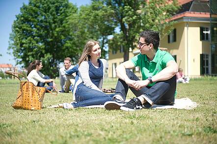 Foto: Studierende auf dem Campus der Wilhelm Löhe Hochschule für angewandte Wissenschaften
