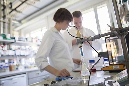 Foto: Studierende im Labor 