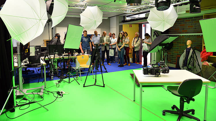 Studierende in einem Fernsehstudio (Foto: Hochschule Schmalkalden)