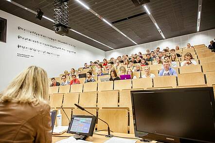 Foto: Studierende hören eine Vorlesung im Hörsaal