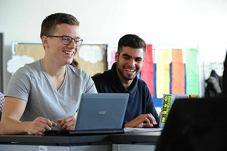 Studierende im Seminar (Foto: SRH Hochschule in Nordrhein-Westfalen)
