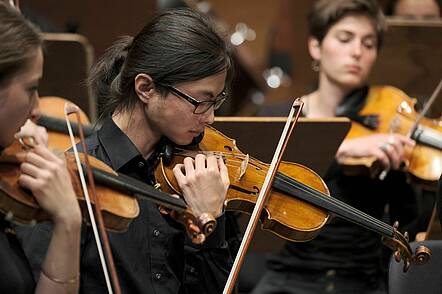 Foto: Violinenspieler geben ein Konzert.