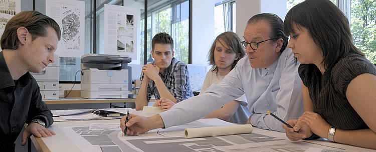 Studierende werden in der Raumplanung unterwiesen (Foto: Technische Universität Dortmund/Jürgen Huhn)