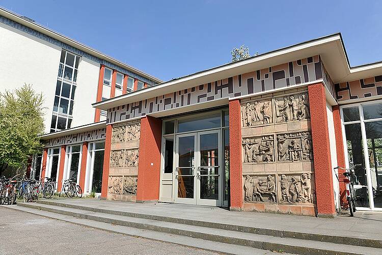 Foto: Blick auf den Eingang der weißensee kunsthochschule berlin