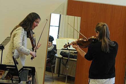 Foto: Eine Studierende erhält Unterricht an der Violine