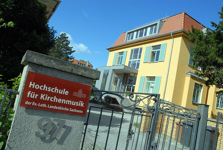 Haupteingang mit Haus A der Hochschule für Kirchenmusik Dresden (Foto: Steffen Giersch/Hochschule für Kirchenmusik Dresden) Foto: Blick auf den Haupteingang der Hochschule für Kirchenmusik in Dresden