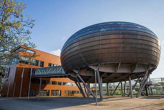 Foto: Blick auf das Verwaltungsgebäude der Hochschule Hannover
