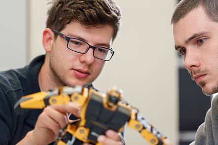 Studierende der Fakultät Informatik und Mathematik der OTH Regensburg (Foto: Florian Hammerich) Foto: Studierende der Fakultät Informatik und Mathematik arbeiten an einem Modell