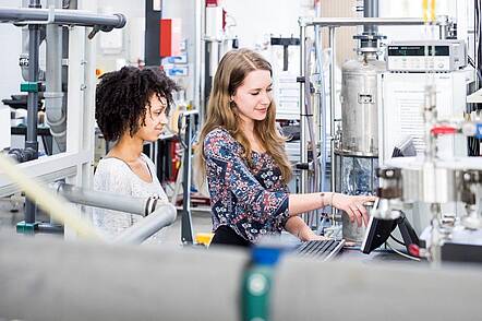 Studierende arbeiten im Labor an einer Versuchsanordnung.