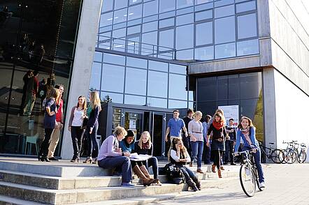 Studierende auf dem Campus Künzelsau am Kocher (Foto: Katja Zern / Hochschule Heilbronn)