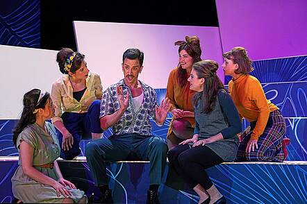 Foto: Studierende bei der Aufführung des Bühnenstücks Boccaccio