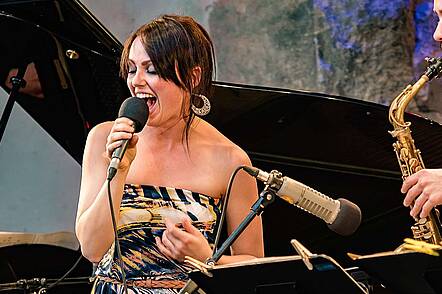 Foto: Studierende bei Jazz-Konzert in der Katharinenruine der Hochschule für Musik Nürnberg